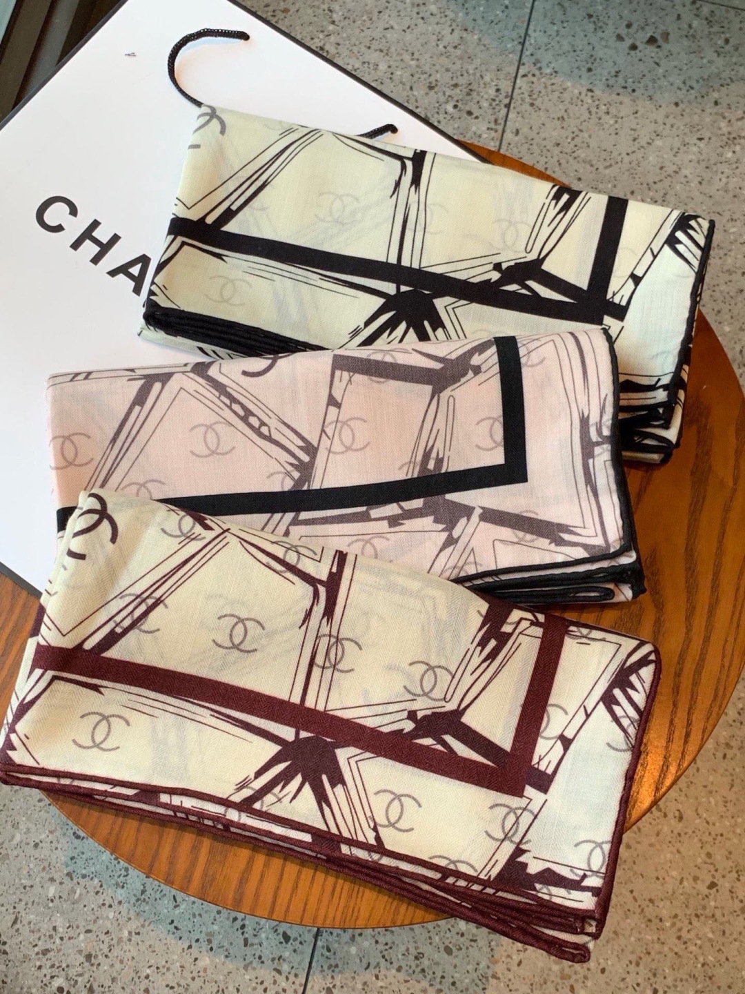 高级成衣系列～Chanel 【140双面同色丝绒披肩】此系列谱写一曲自由轻灵的赞歌本系列作品创新演绎品牌