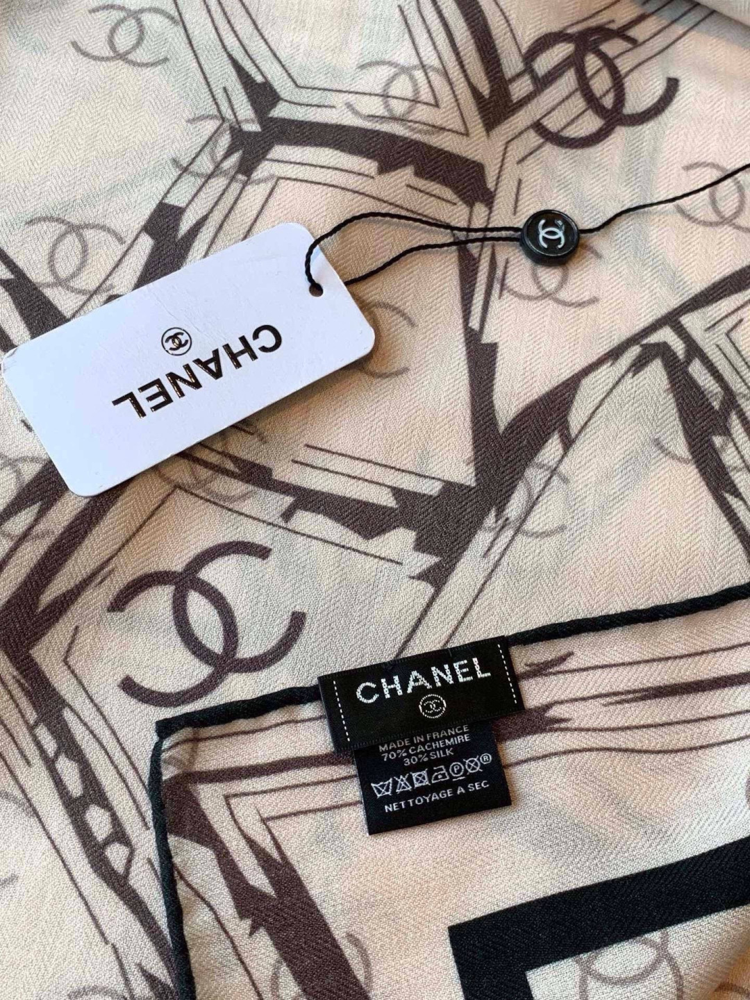 高级成衣系列～Chanel 【140双面同色丝绒披肩】此系列谱写一曲自由轻灵的赞歌本系列作品创新演绎品牌