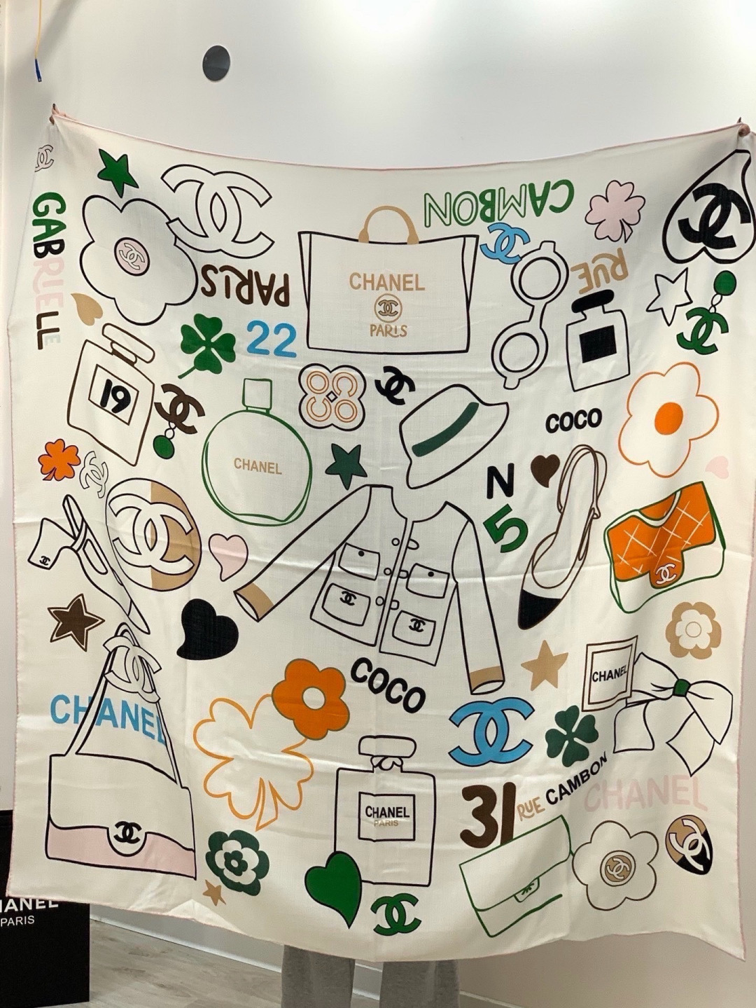 高级成衣系列～Chanel 【140双面同色丝绒披肩】此系列谱写一曲自由轻灵的赞歌本系列作品创新演绎品牌