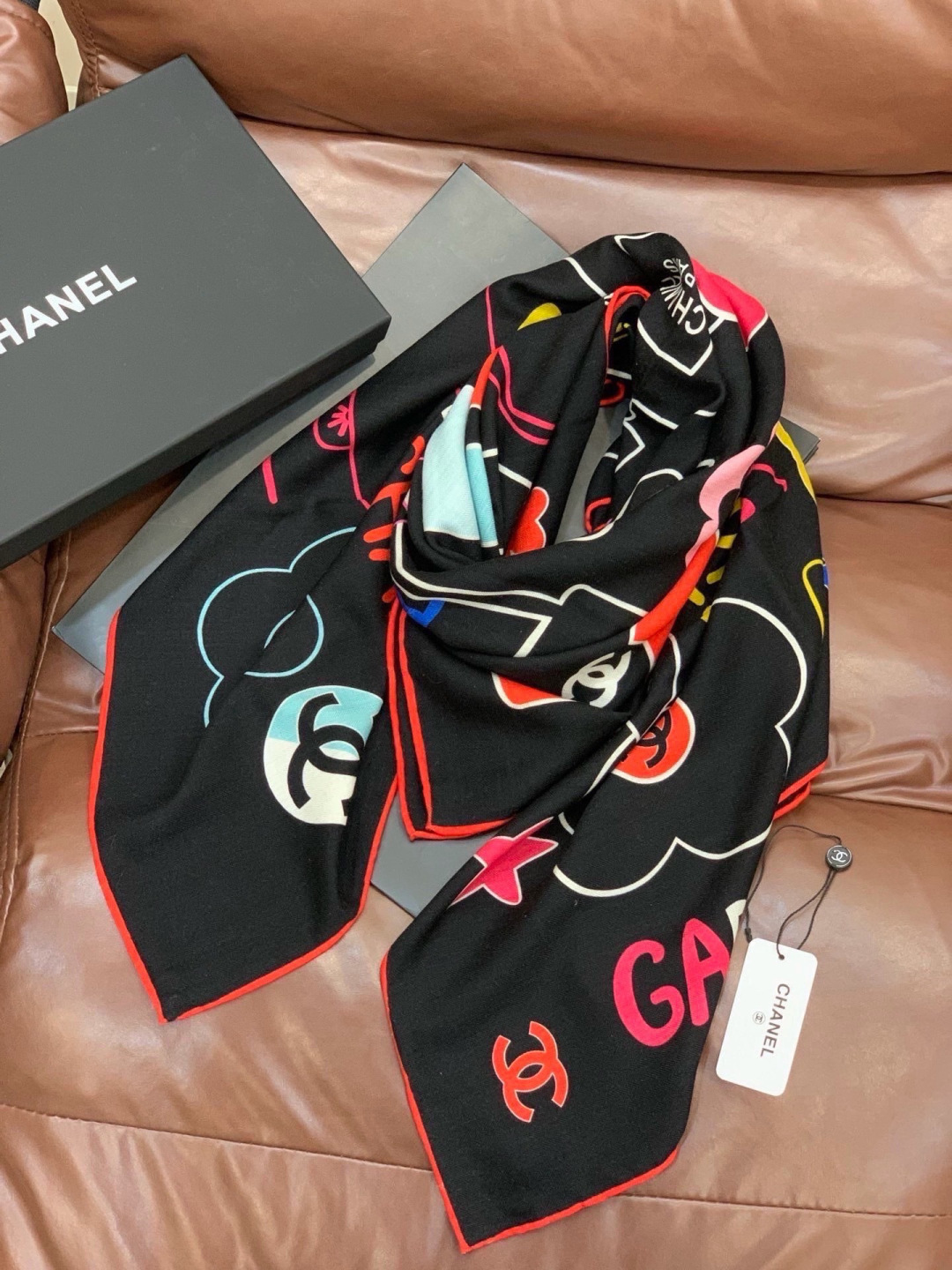 高级成衣系列～Chanel 【140双面同色丝绒披肩】此系列谱写一曲自由轻灵的赞歌本系列作品创新演绎品牌