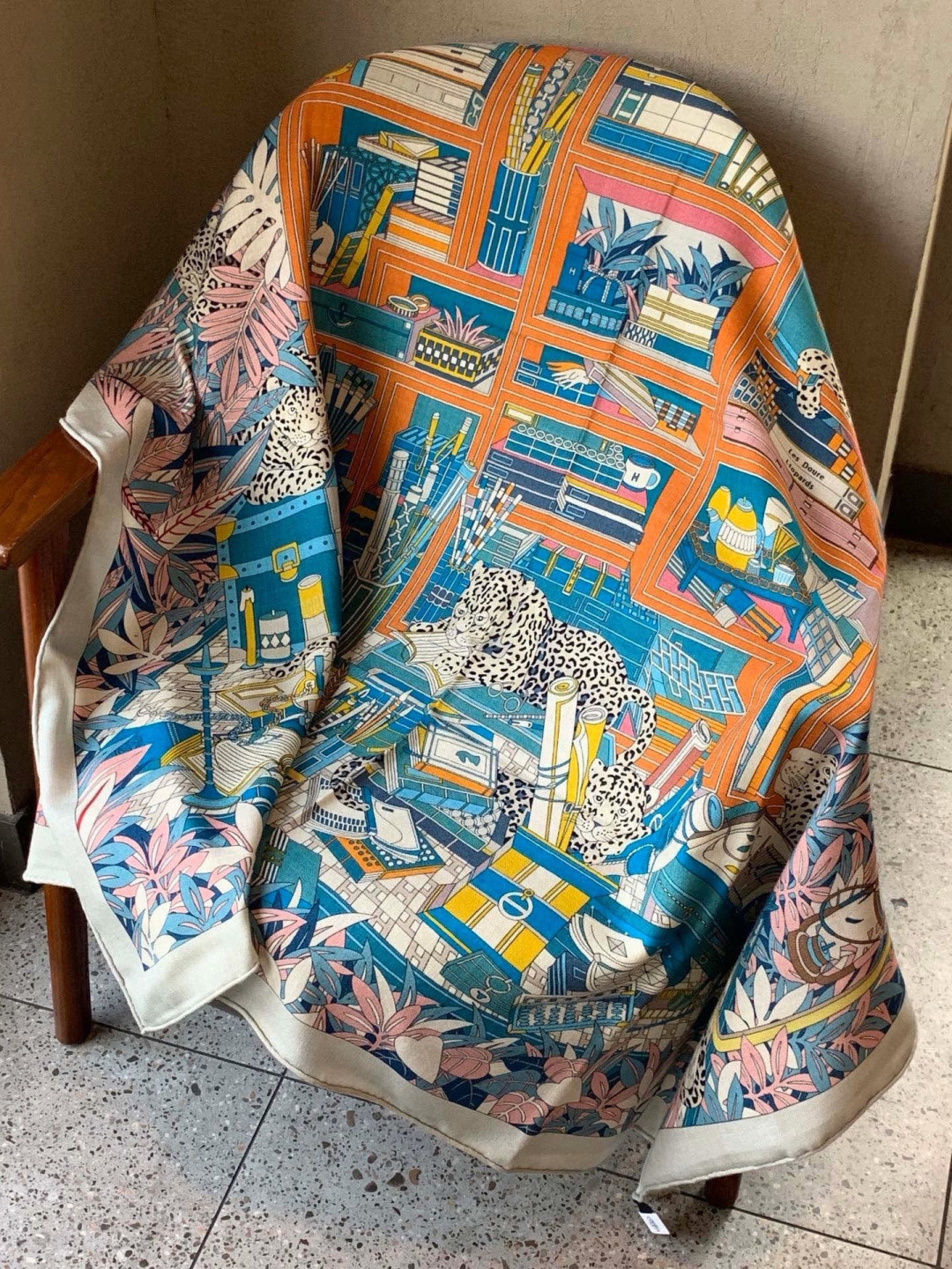 爱马仕新款双面同色 品名：十二花豹 面料：丝羊绒尺寸：140*140十二只花豹享受惬意休憩的时光。它们慵