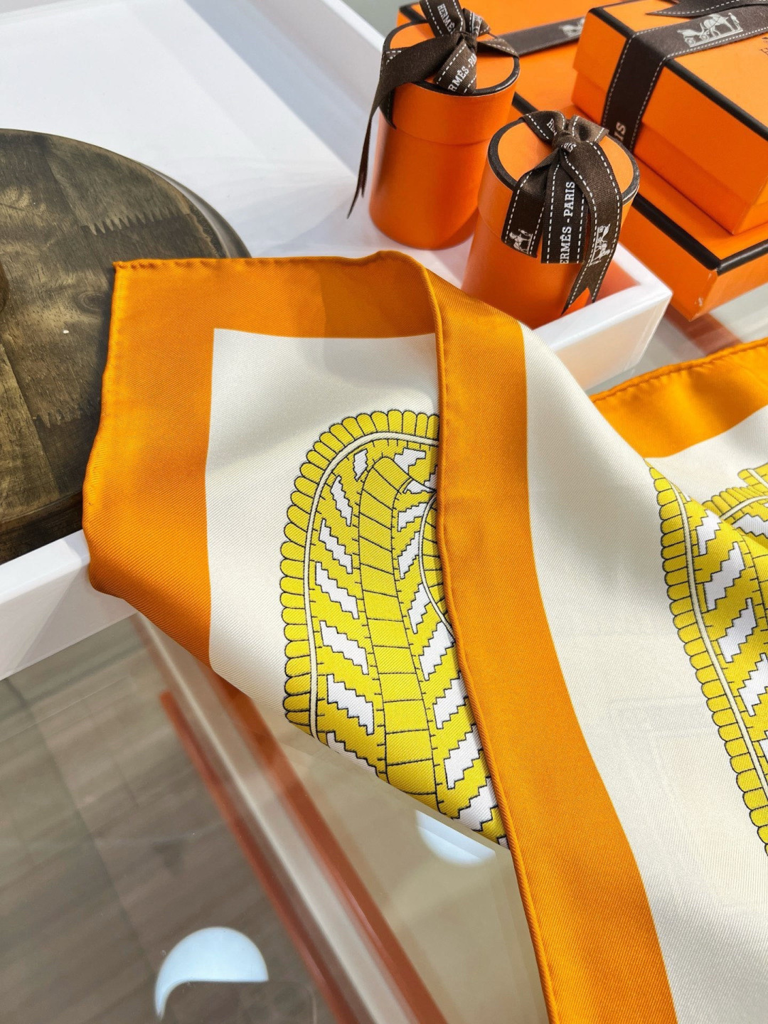 爱马仕（Hermès）90丝巾经典款“Boucles et Sangles du Trian”真丝方巾​