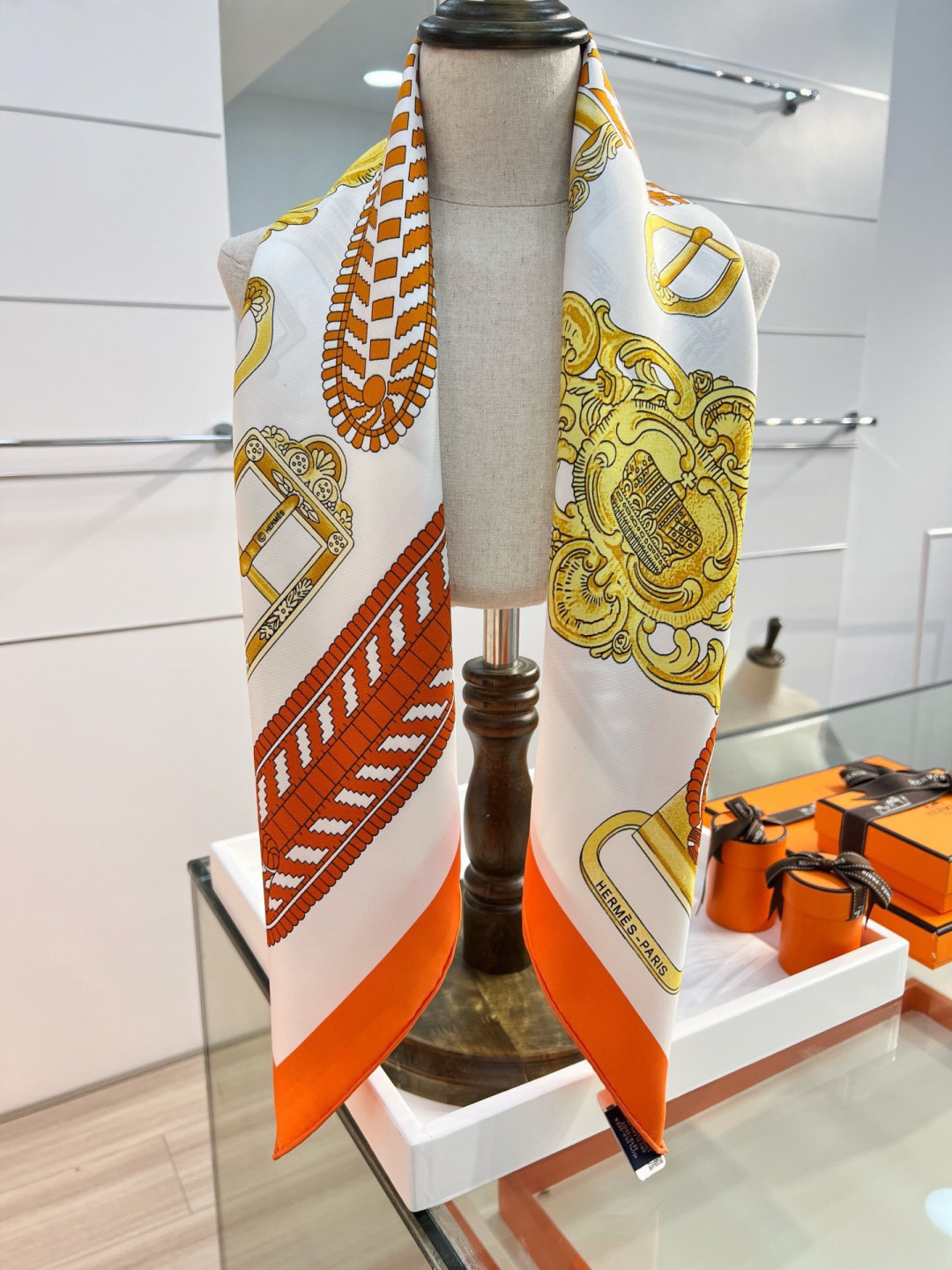 爱马仕（Hermès）90丝巾经典款“Boucles et Sangles du Trian”真丝方巾​