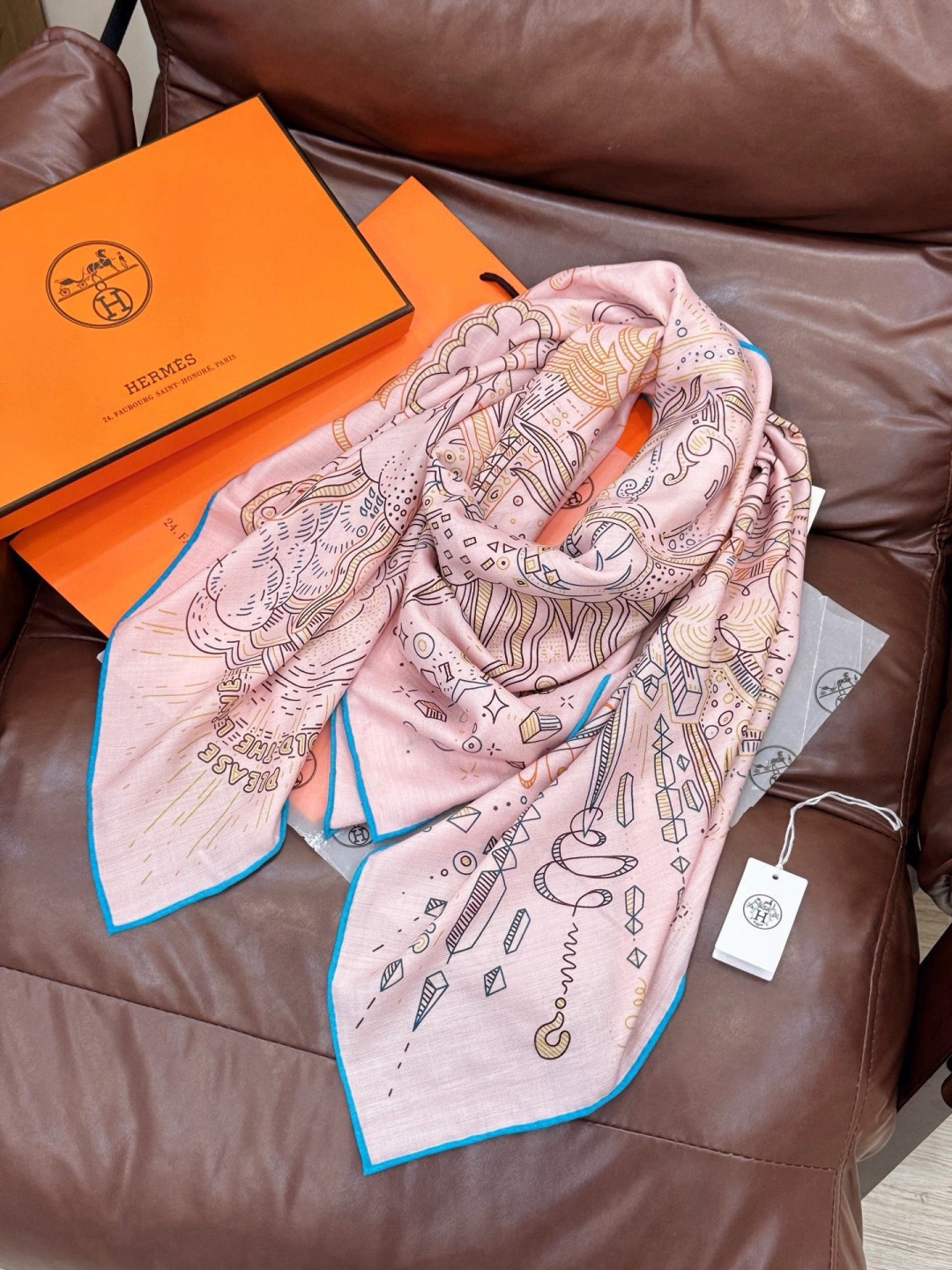 “正在接通中”140方巾～Hermes 手工卷边丝绒方巾（30%桑蚕丝70%羊绒）这款爱马仕的经典单品展