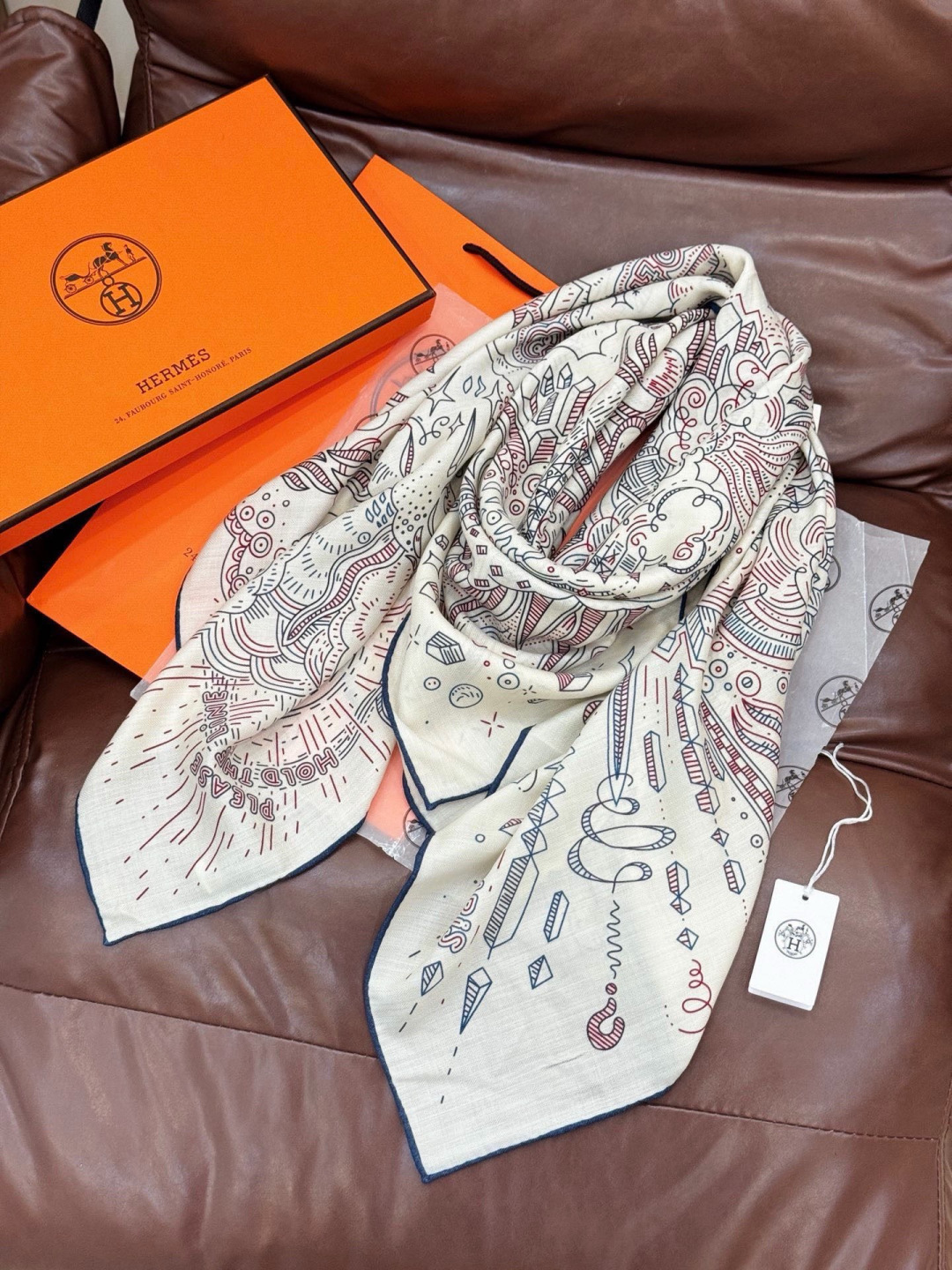 “正在接通中”140方巾～Hermes 手工卷边丝绒方巾（30%桑蚕丝70%羊绒）这款爱马仕的经典单品展