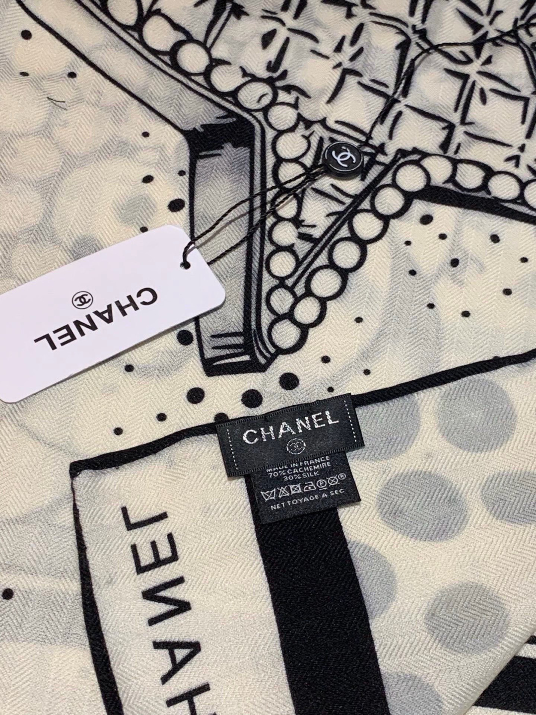 Chanel ~新品～【五角星山茶花】140双面丝绒方巾这款经典单品展现强大而迷人的女性魅力精髓。此14