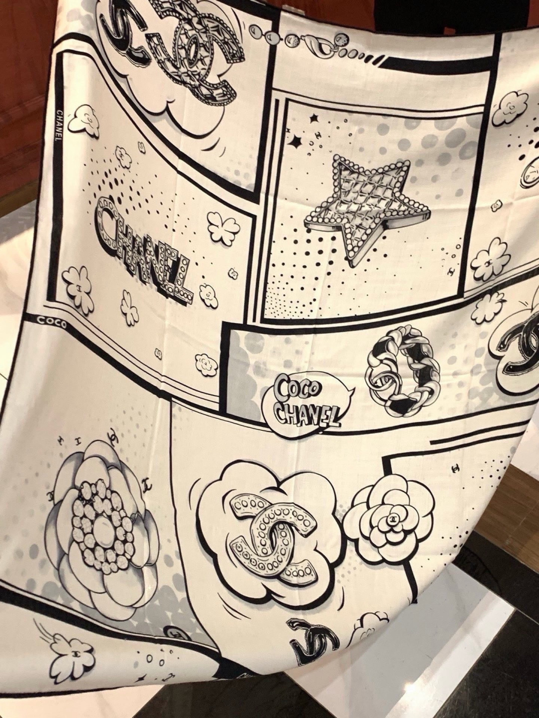 Chanel ~新品～【五角星山茶花】140双面丝绒方巾这款经典单品展现强大而迷人的女性魅力精髓。此14