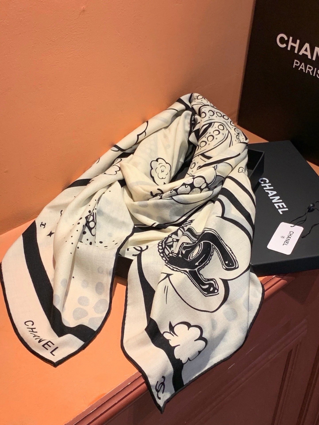 Chanel ~新品～【五角星山茶花】140双面丝绒方巾这款经典单品展现强大而迷人的女性魅力精髓。此14