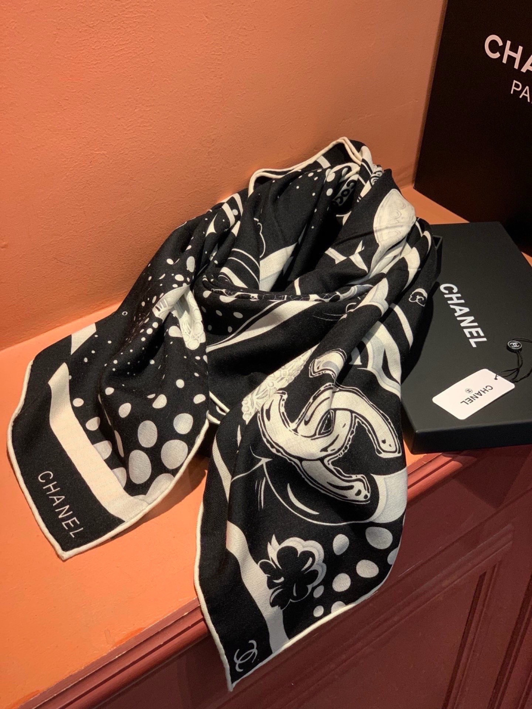 Chanel ~新品～【五角星山茶花】140双面丝绒方巾这款经典单品展现强大而迷人的女性魅力精髓。此14