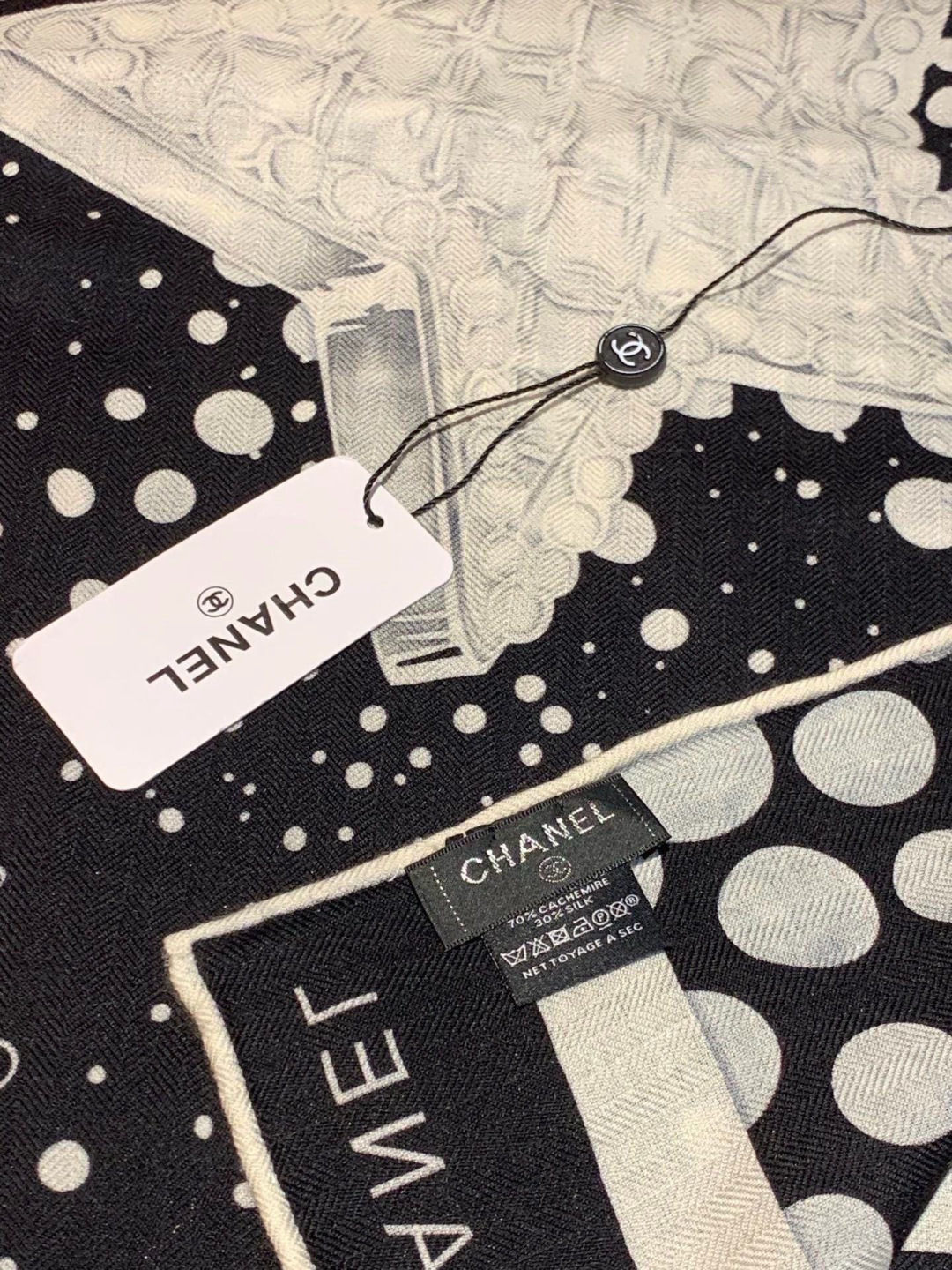 Chanel ~新品～【五角星山茶花】140双面丝绒方巾这款经典单品展现强大而迷人的女性魅力精髓。此14
