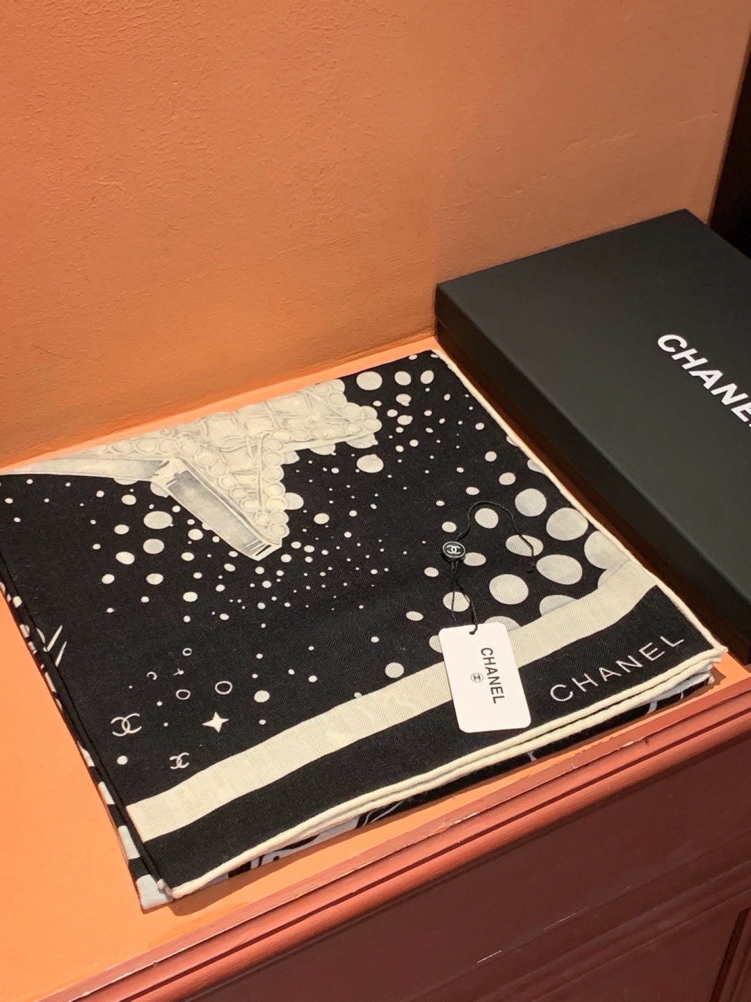 Chanel ~新品～【五角星山茶花】140双面丝绒方巾这款经典单品展现强大而迷人的女性魅力精髓。此14