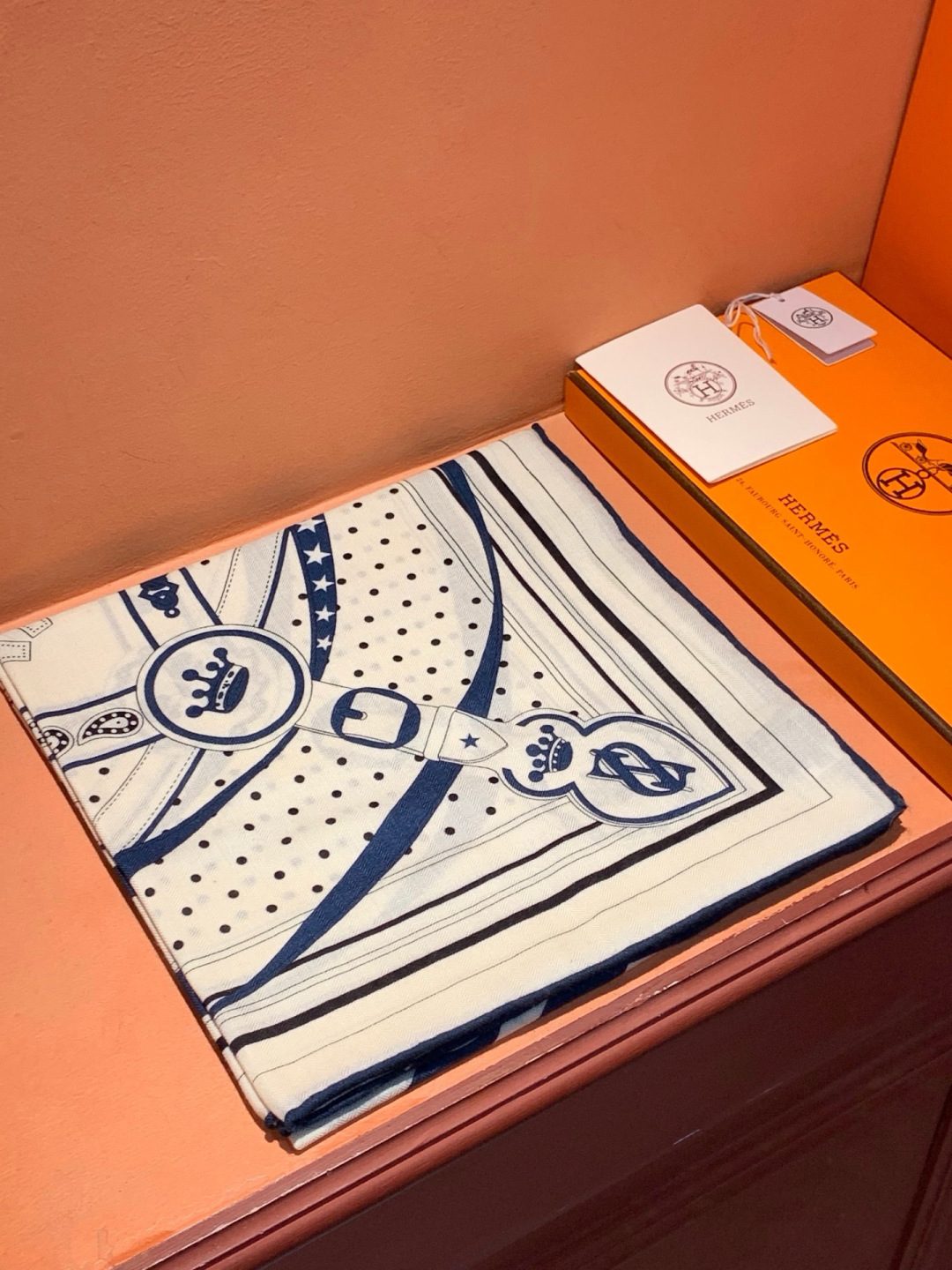 “清晨漫步Bandana”140厘米双面同色丝绒披肩手工卷边山羊绒和真丝混纺披肩（70%山羊绒，30%桑