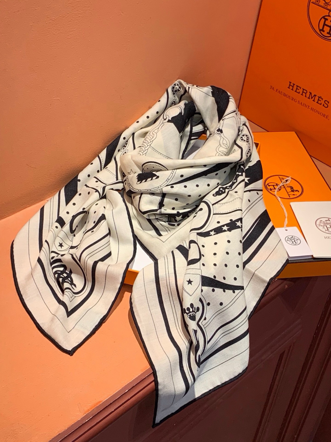 “清晨漫步Bandana”140厘米双面同色丝绒披肩手工卷边山羊绒和真丝混纺披肩（70%山羊绒，30%桑