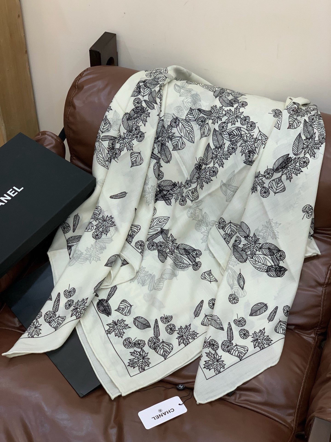 高级成衣系列～Chanel 【140双面同色丝绒披肩】此系列谱写一曲自由轻灵的赞歌本系列作品创新演绎品牌