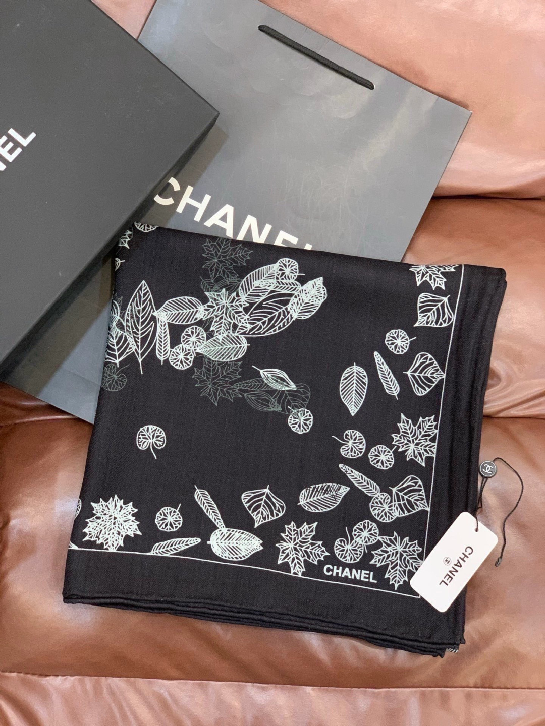 高级成衣系列～Chanel 【140双面同色丝绒披肩】此系列谱写一曲自由轻灵的赞歌本系列作品创新演绎品牌