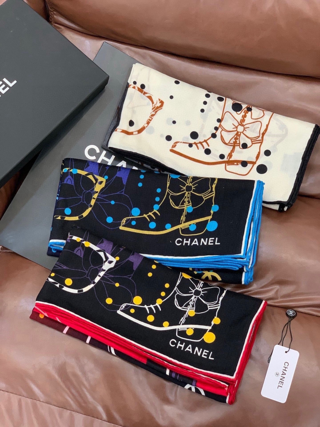 高级成衣系列～Chanel 【140双面同色丝绒披肩】此系列谱写一曲自由轻灵的赞歌本系列作品创新演绎品牌