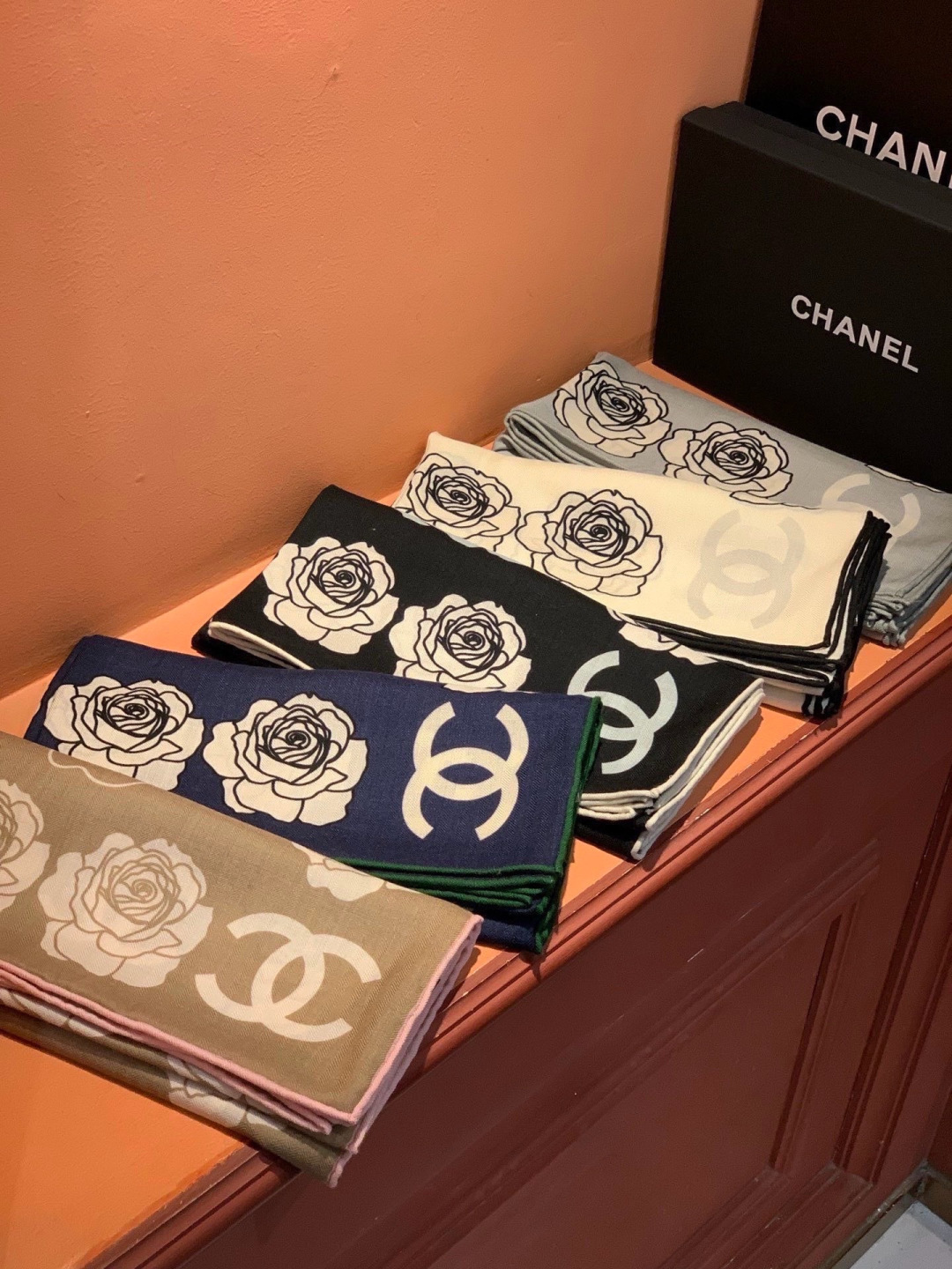 香奈儿上新❤️【Chanel】 经典茶花优雅Coco风，Chanel最新丝绒大方巾~气质到骨子里，香奶奶