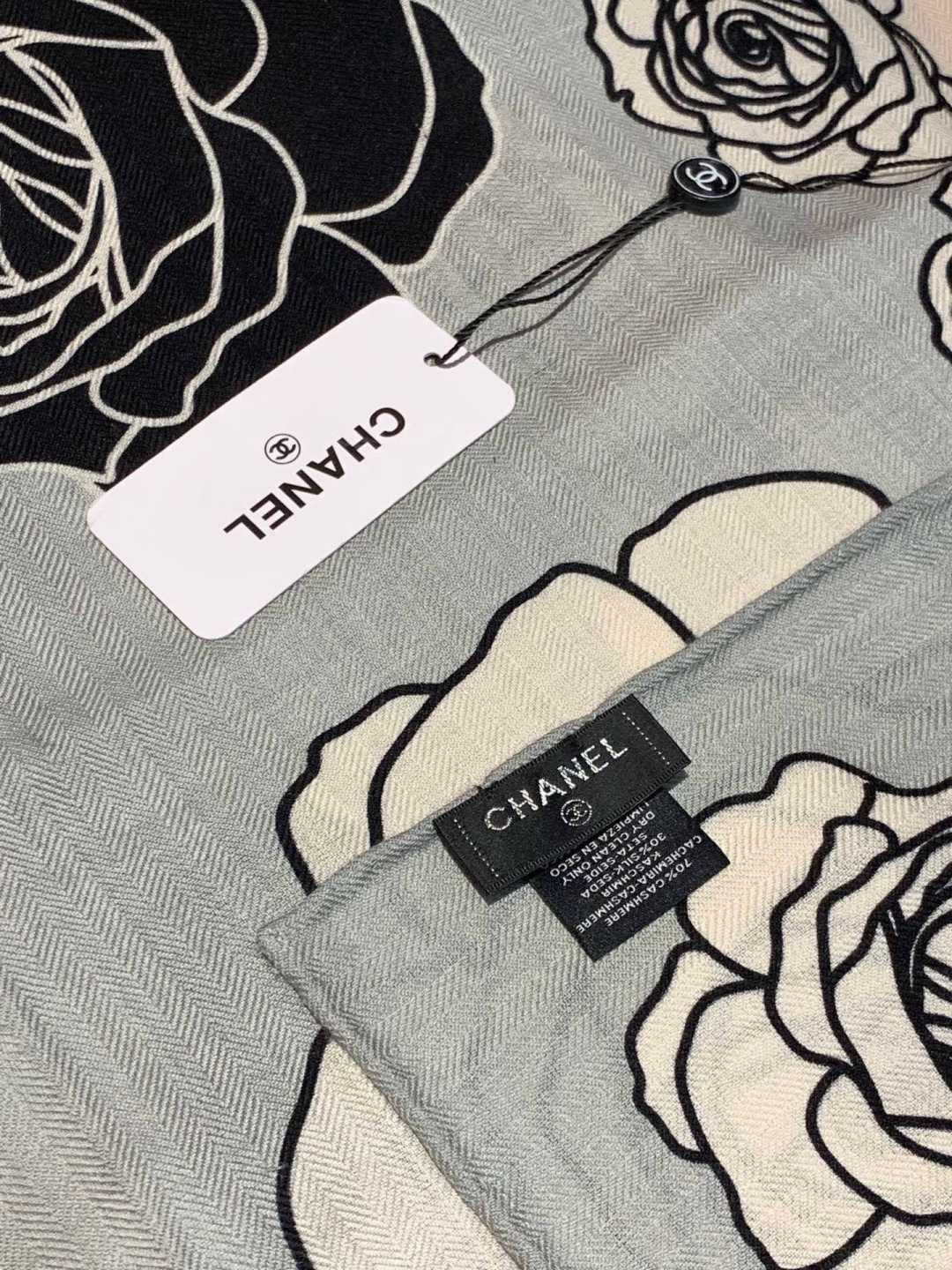 香奈儿上新❤️【Chanel】 经典茶花优雅Coco风，Chanel最新丝绒大方巾~气质到骨子里，香奶奶
