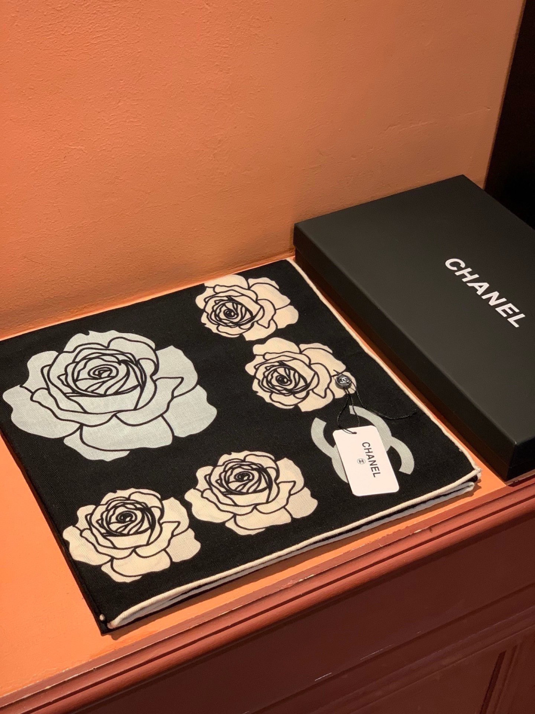 香奈儿上新❤️【Chanel】 经典茶花优雅Coco风，Chanel最新丝绒大方巾~气质到骨子里，香奶奶