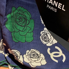 香奈儿上新❤️【Chanel】 经典茶花优雅Coco风,Chanel最新丝绒大方巾~气质到骨子里,香奶奶 香奈儿上新❤️【Chanel】 经典茶花优雅Coco风,Chanel最新丝绒大方巾~气质到骨子里,香奶奶