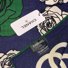 香奈儿上新❤️【Chanel】 经典茶花优雅Coco风,Chanel最新丝绒大方巾~气质到骨子里,香奶奶 香奈儿上新❤️【Chanel】 经典茶花优雅Coco风,Chanel最新丝绒大方巾~气质到骨子里,香奶奶