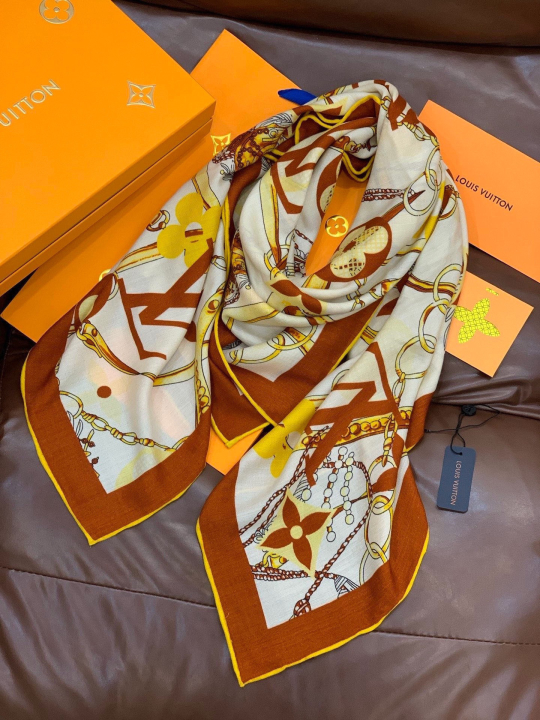 LV x TM 140披肩【140顶级丝绒双面同色披肩】本款L Multicolor披肩出自路易威登与知