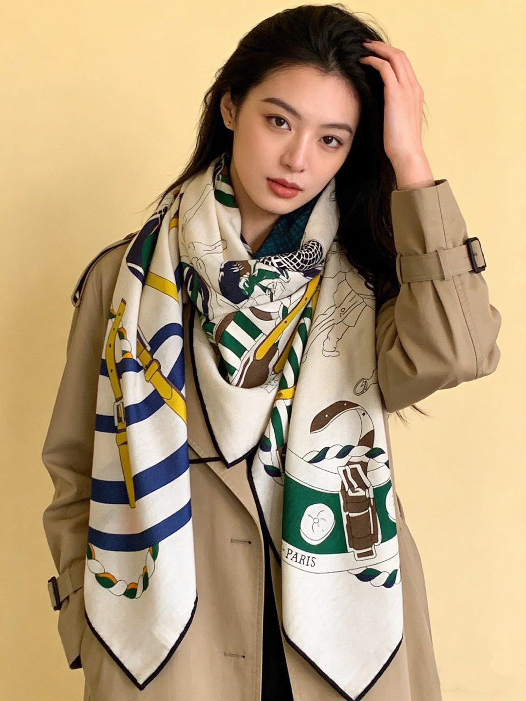 💟上新🆕💕手工卷边！羊绒和真丝混纺披肩（70%羊绒30%桑蚕丝）。这款披肩采用经典山羊绒和真丝混纺面料，