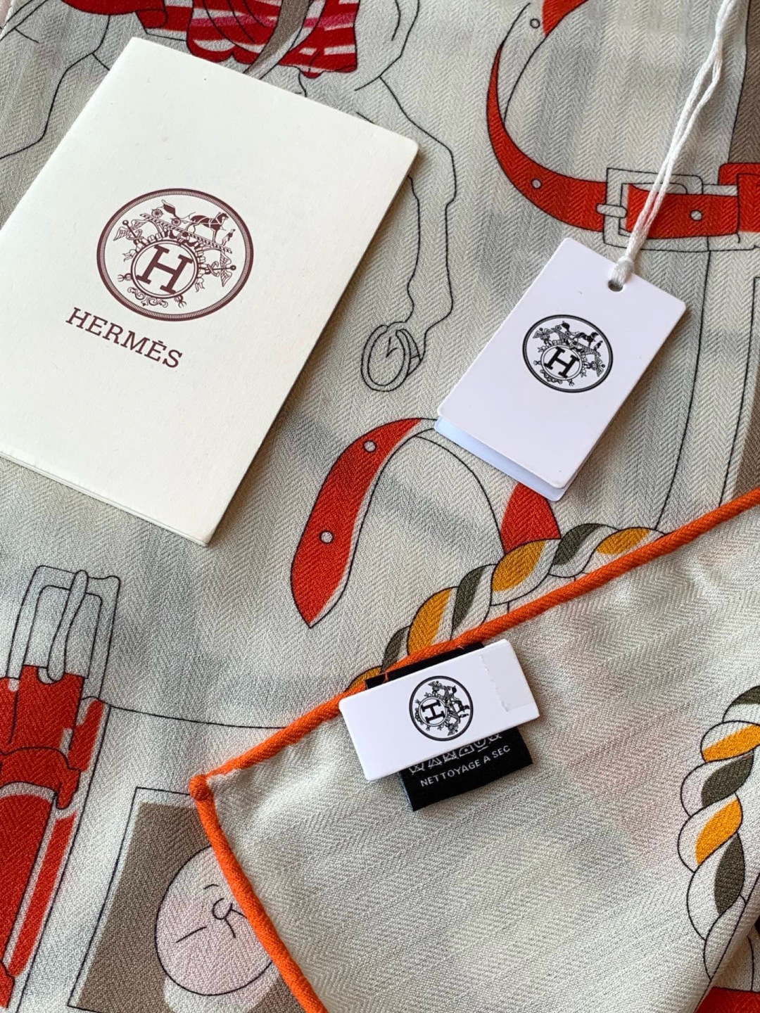 💟上新🆕💕手工卷边！羊绒和真丝混纺披肩（70%羊绒30%桑蚕丝）。这款披肩采用经典山羊绒和真丝混纺面料，
