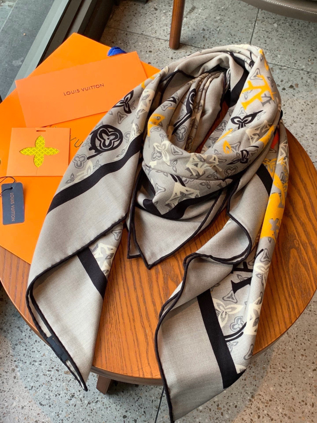 LV x TM 140披肩【140顶级丝绒双面同色披肩】本款L Multicolor披肩出自路易威登与知