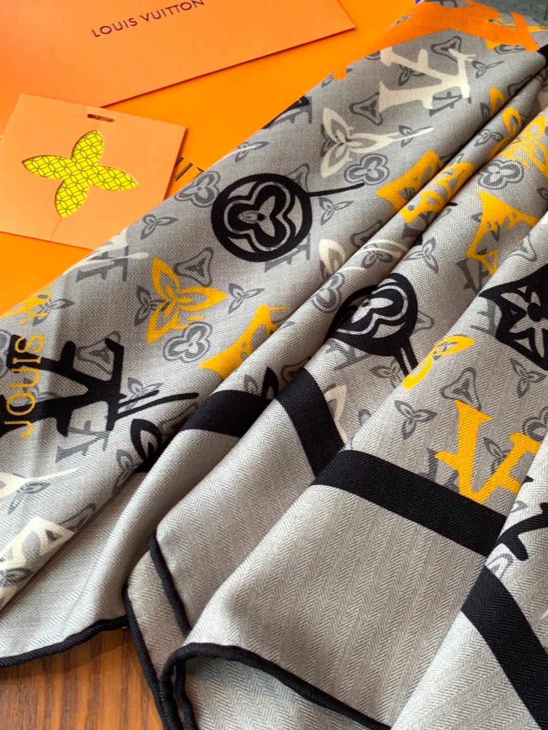 LV x TM 140披肩【140顶级丝绒双面同色披肩】本款L Multicolor披肩出自路易威登与知