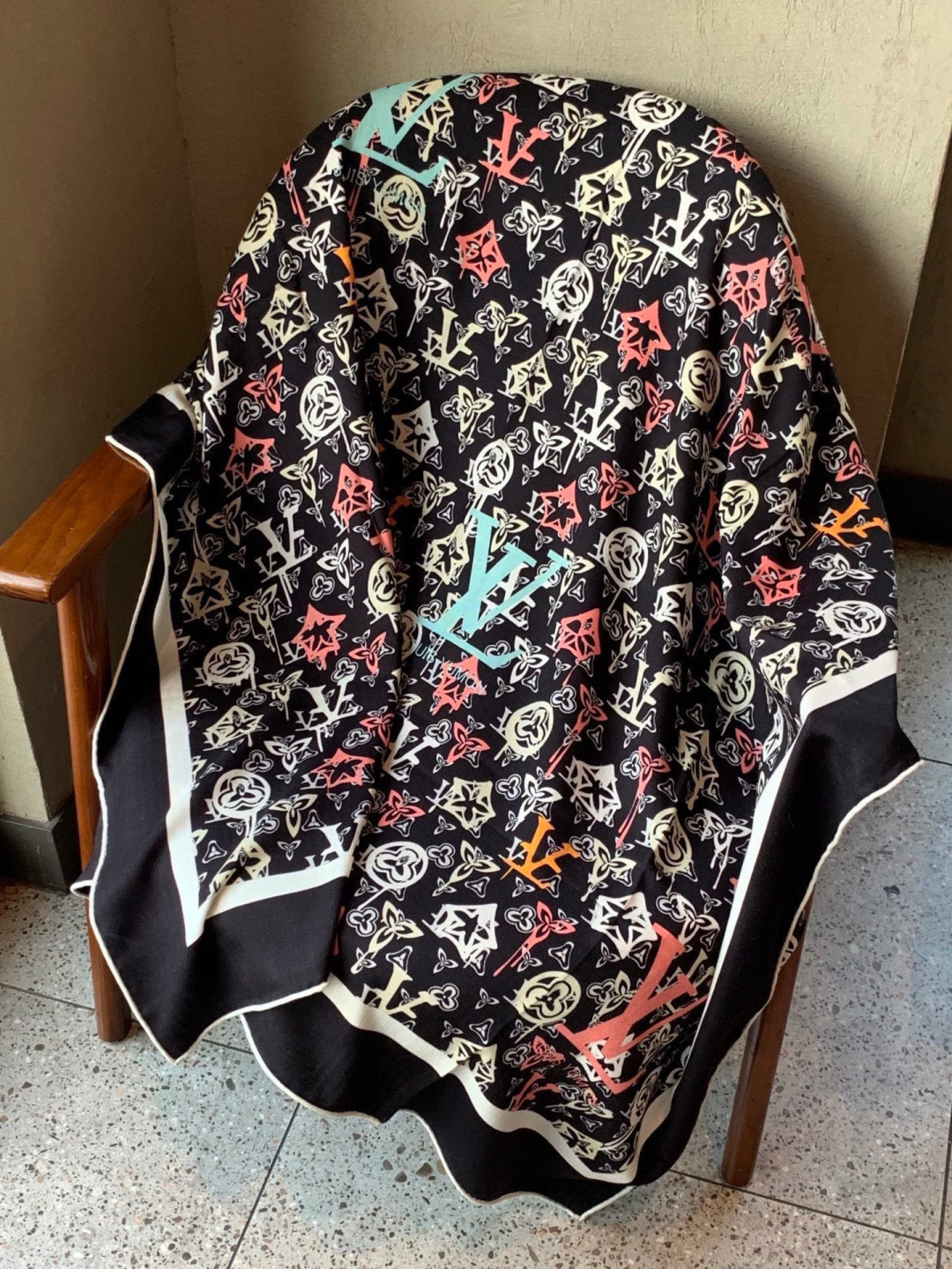 LV x TM 140披肩【140顶级丝绒双面同色披肩】本款L Multicolor披肩出自路易威登与知