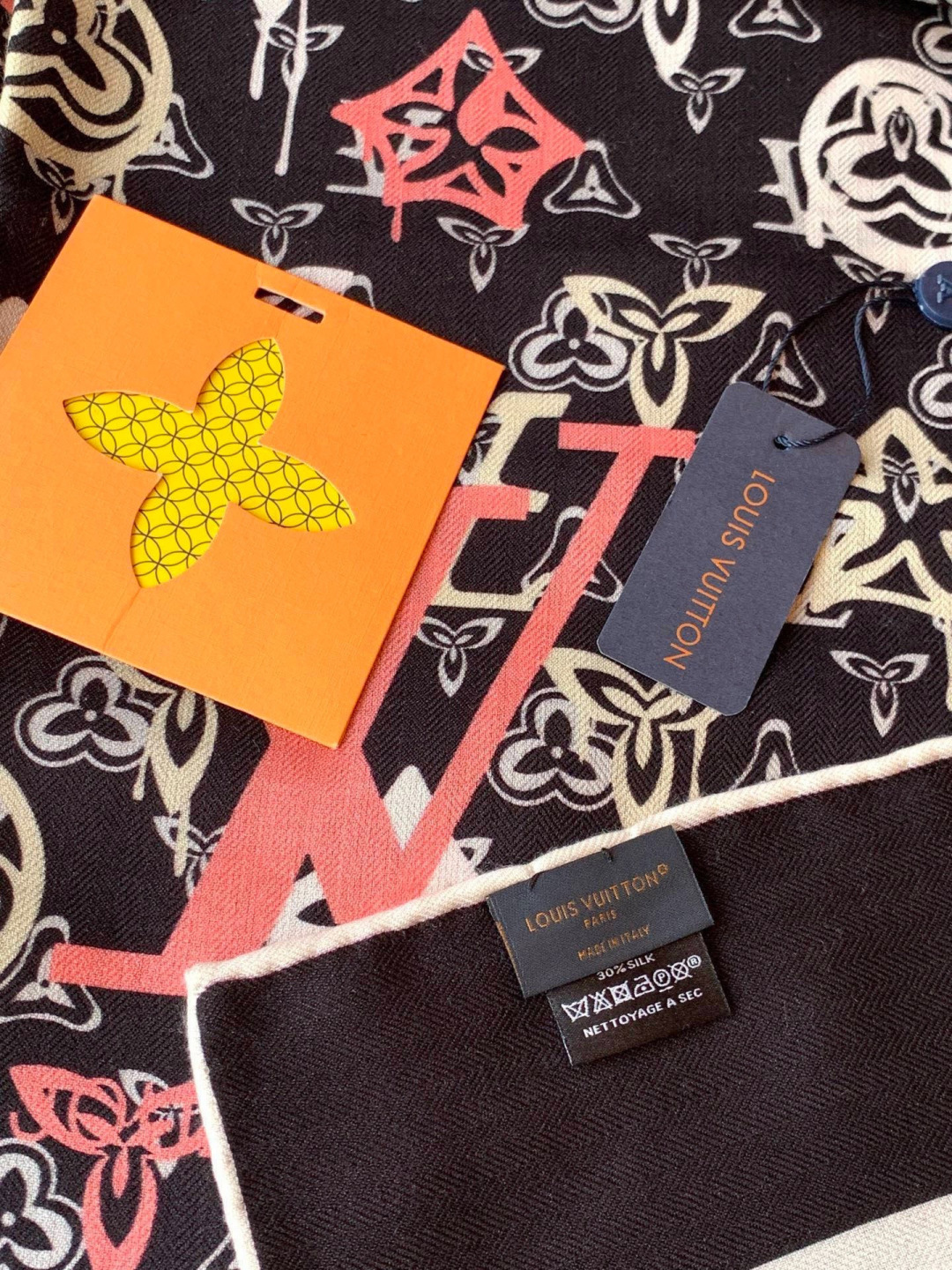 LV x TM 140披肩【140顶级丝绒双面同色披肩】本款L Multicolor披肩出自路易威登与知