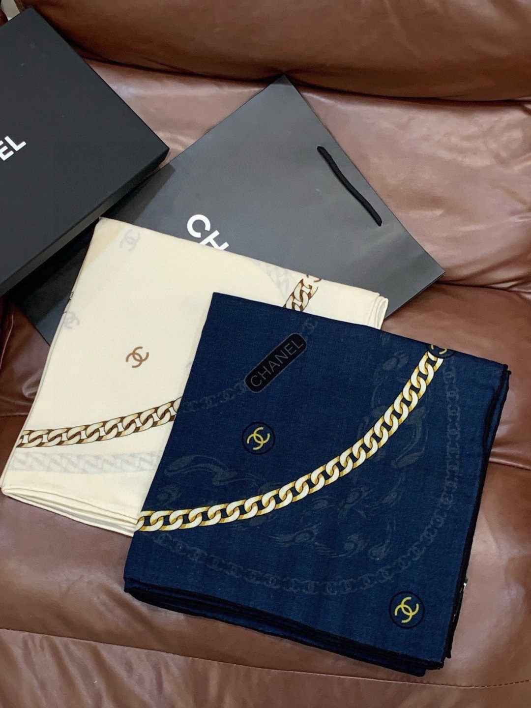 高级成衣系列～Chanel 【140双面同色丝绒披肩】此系列谱写一曲自由轻灵的赞歌本系列作品创新演绎品牌