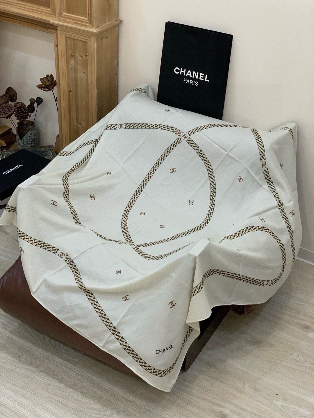 高级成衣系列～Chanel 【140双面同色丝绒披肩】此系列谱写一曲自由轻灵的赞歌本系列作品创新演绎品牌