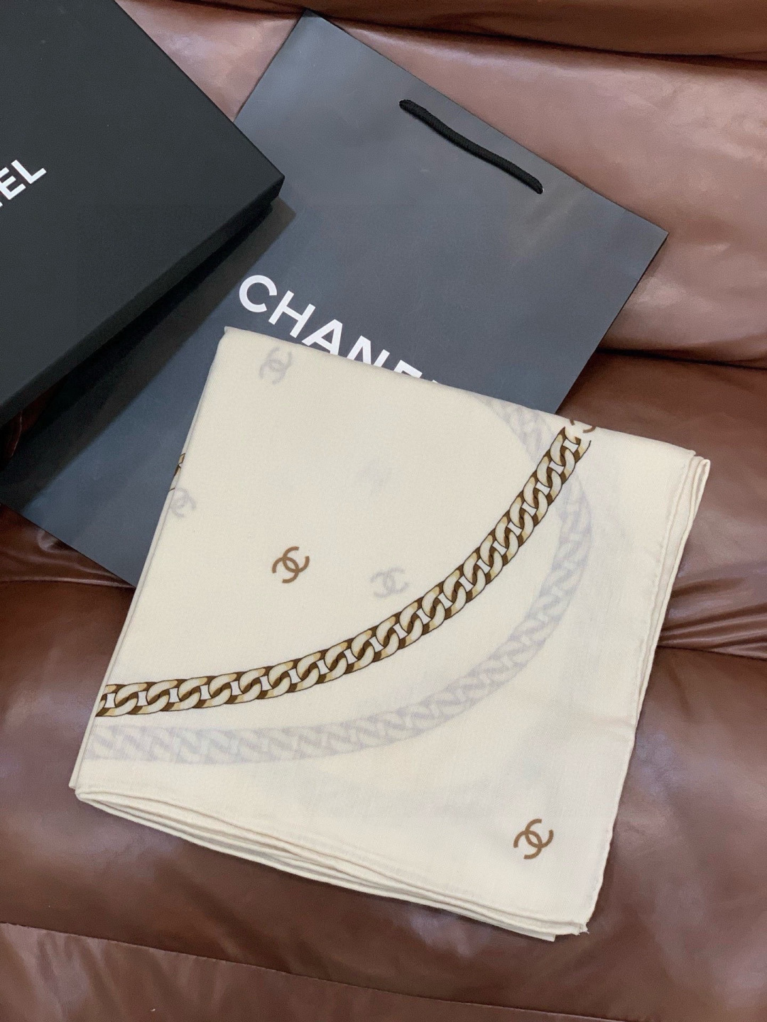 高级成衣系列～Chanel 【140双面同色丝绒披肩】此系列谱写一曲自由轻灵的赞歌本系列作品创新演绎品牌