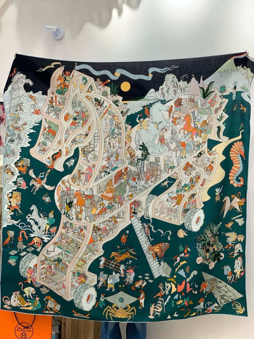 “马术学院”140双面同色丝绒披肩～Hermes 手工卷边丝绒方巾（30%桑蚕丝70%羊绒）这款爱马仕的