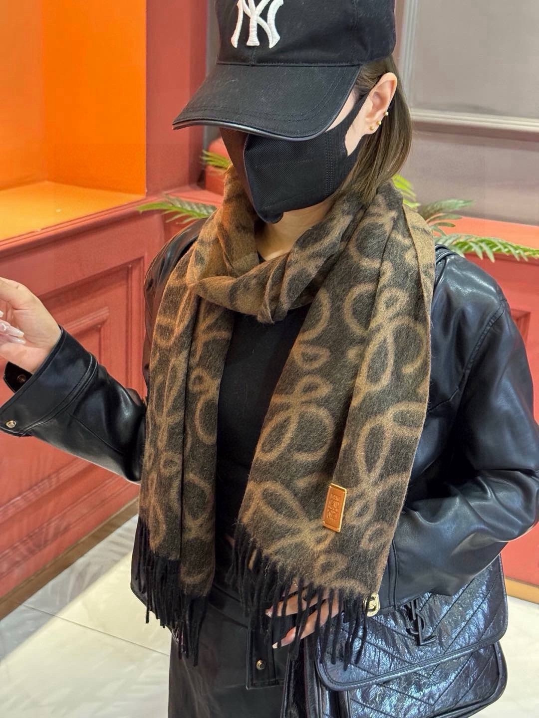 炒鸡火爆💫抢疯了👑罗意威【LW老花双面长巾】很幸运拿到這个品牌的东西，真的不多见，很少在国內做订单，款式