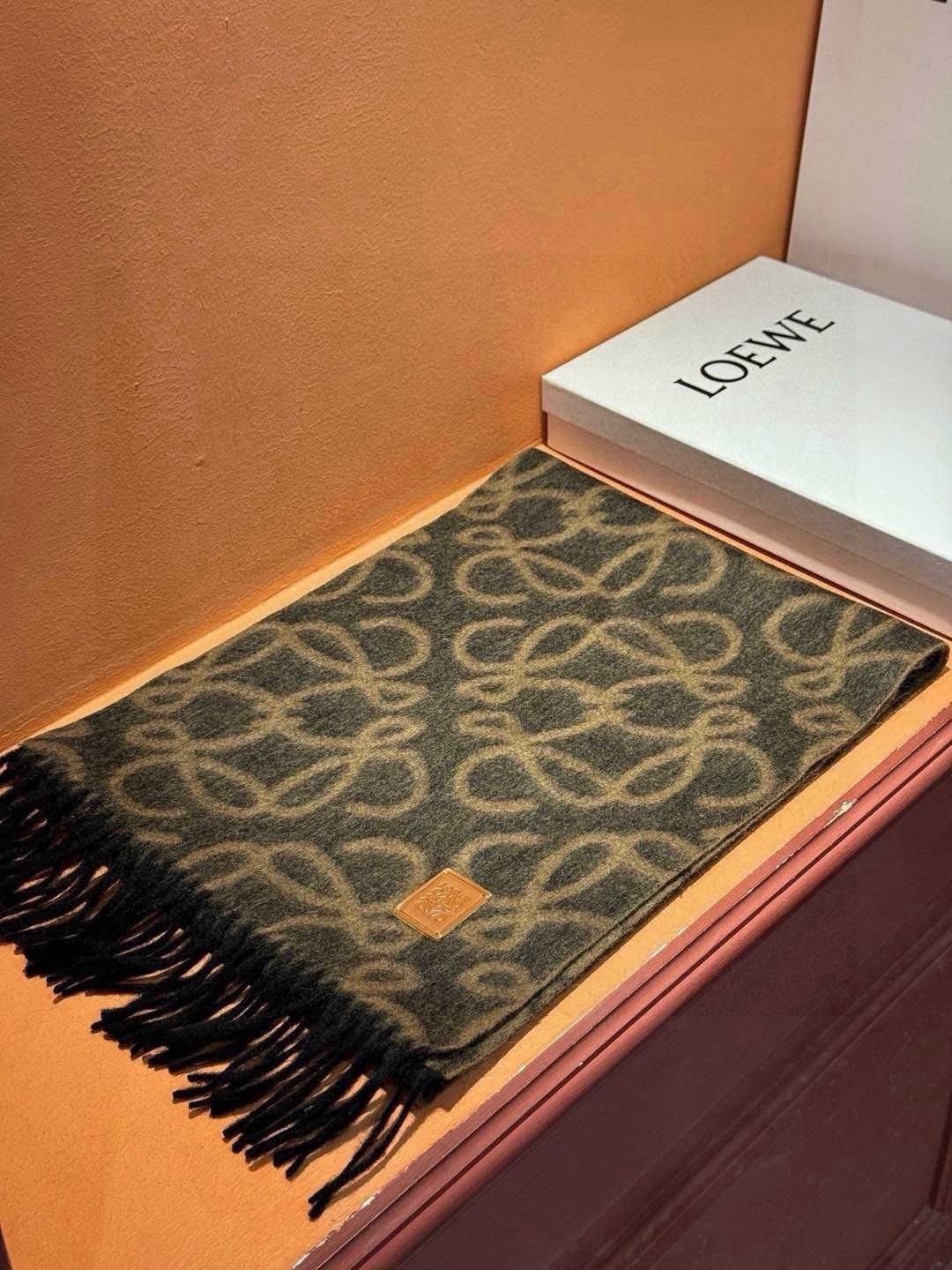 炒鸡火爆💫抢疯了👑罗意威【LW老花双面长巾】很幸运拿到這个品牌的东西，真的不多见，很少在国內做订单，款式