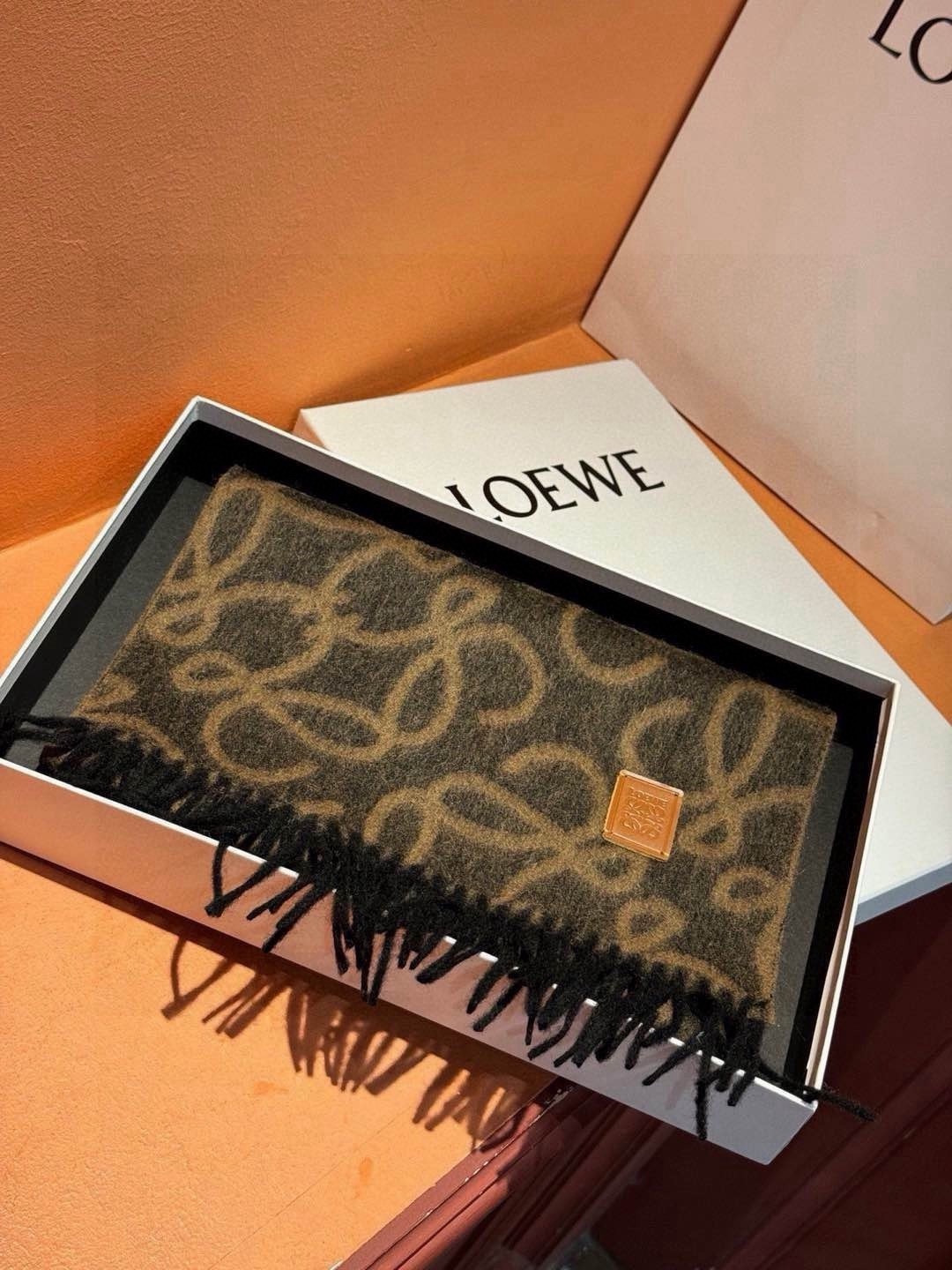 炒鸡火爆💫抢疯了👑罗意威【LW老花双面长巾】很幸运拿到這个品牌的东西，真的不多见，很少在国內做订单，款式