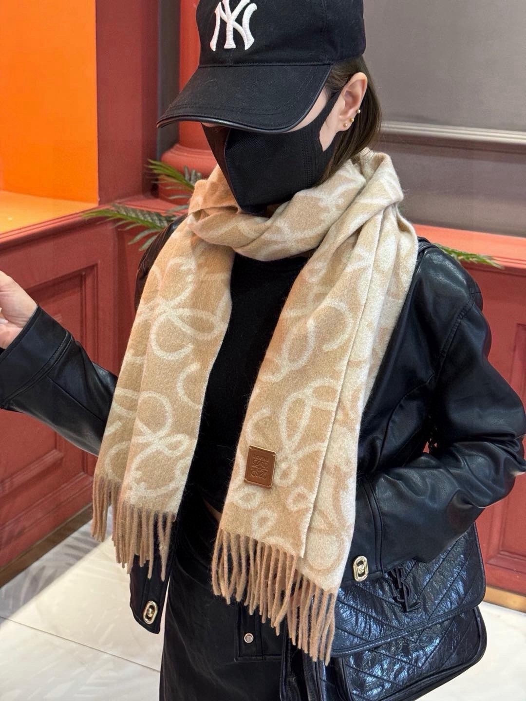 炒鸡火爆💫抢疯了👑罗意威【LW老花双面长巾】很幸运拿到這个品牌的东西，真的不多见，很少在国內做订单，款式