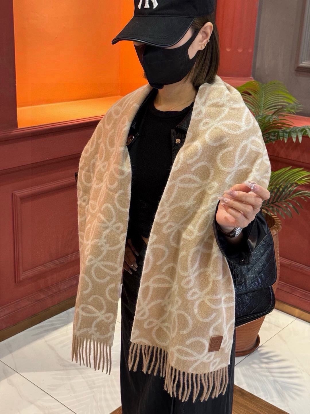 炒鸡火爆💫抢疯了👑罗意威【LW老花双面长巾】很幸运拿到這个品牌的东西，真的不多见，很少在国內做订单，款式