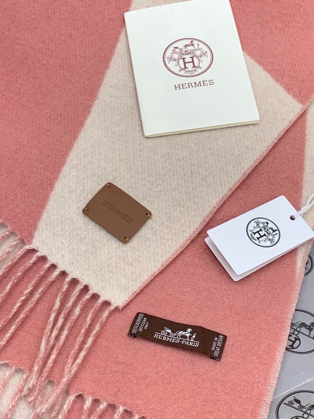 ✨✨太美了😍 爱马仕 情侣款 美到要尖叫😱专柜最新款🎊英伦欧美范儿「多色渐变」又是一款即时尚又实用的大围
