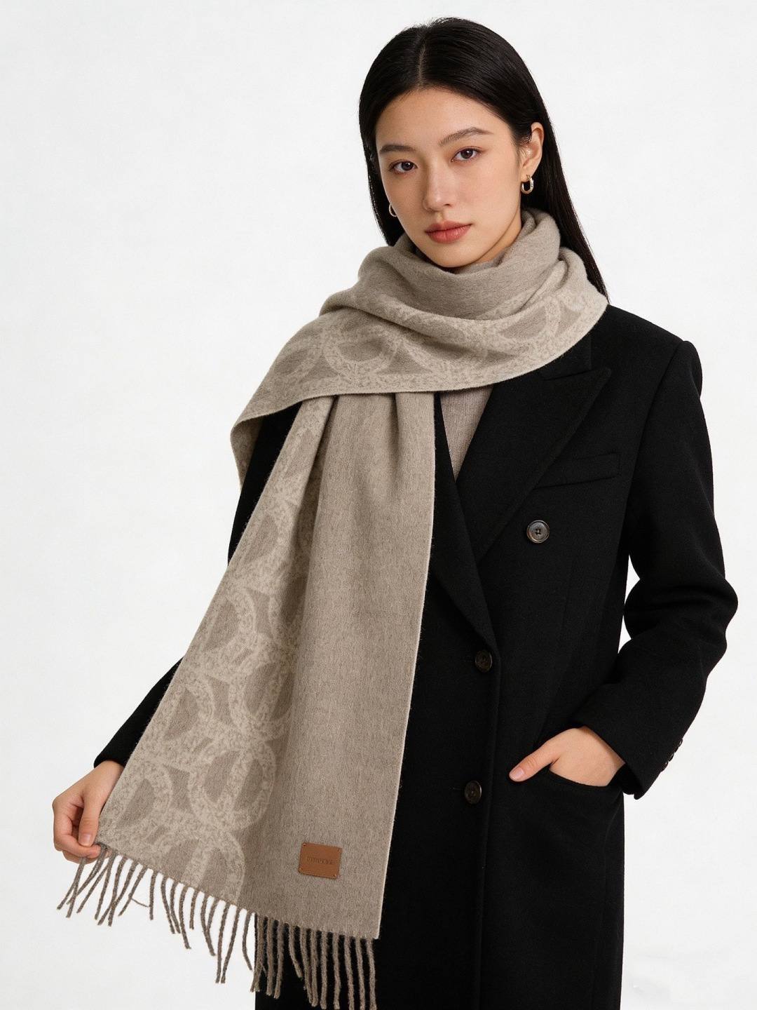 爱马仕👍巴黎时装展商务男士女士羊绒围巾。代工厂臻选上乘的超细羊绒纤维 进行纯手工精梳处理 耗时耗力 再以