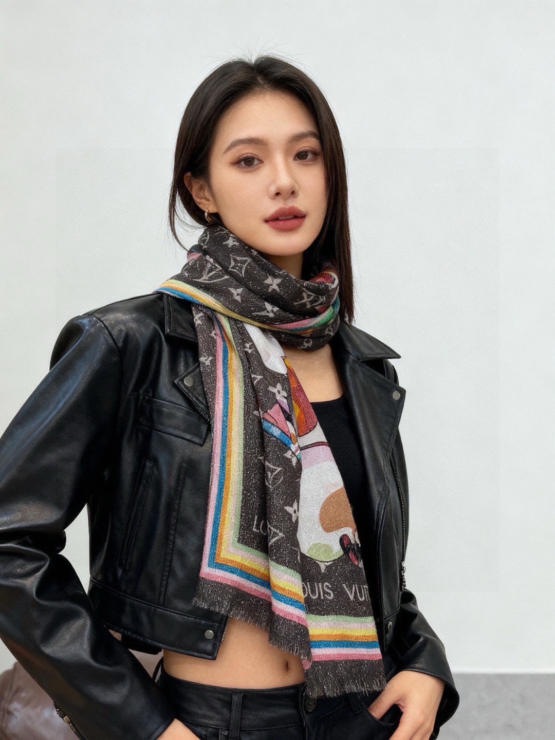 会发光发亮的围巾LV x TM Monogram SuPerflat Characters 丝绒方巾出自