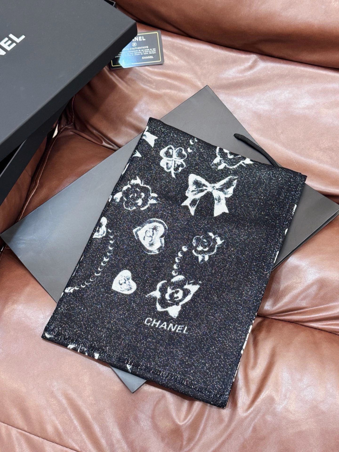 Chanel ~新品～【爱心珍珠四叶草】【会发光发亮的围巾】这款经典单品展现强大而迷人的女性魅力精髓。诠