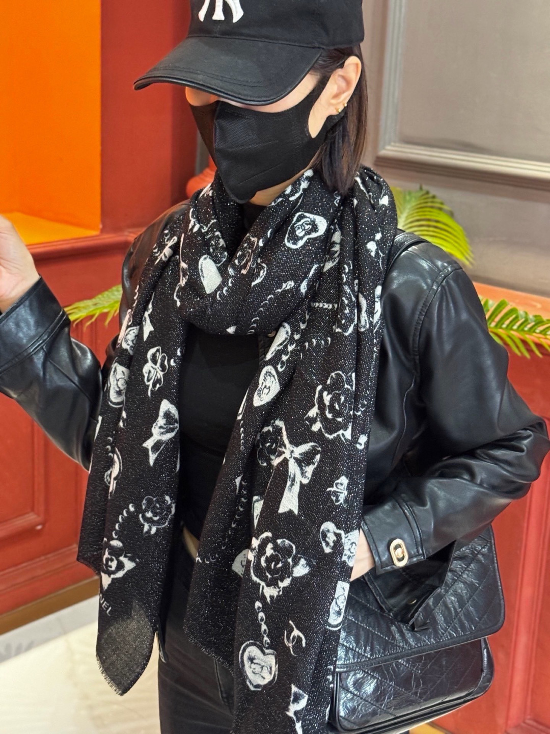 Chanel ~新品～【爱心珍珠四叶草】【会发光发亮的围巾】这款经典单品展现强大而迷人的女性魅力精髓。诠