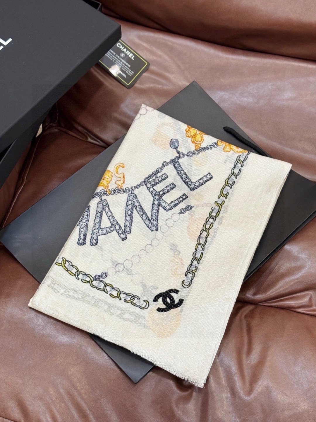 Chanel ~新品～“珠光宝气”【会发光发亮的围巾】这款经典单品展现强大而迷人的女性魅力精髓。诠释无限