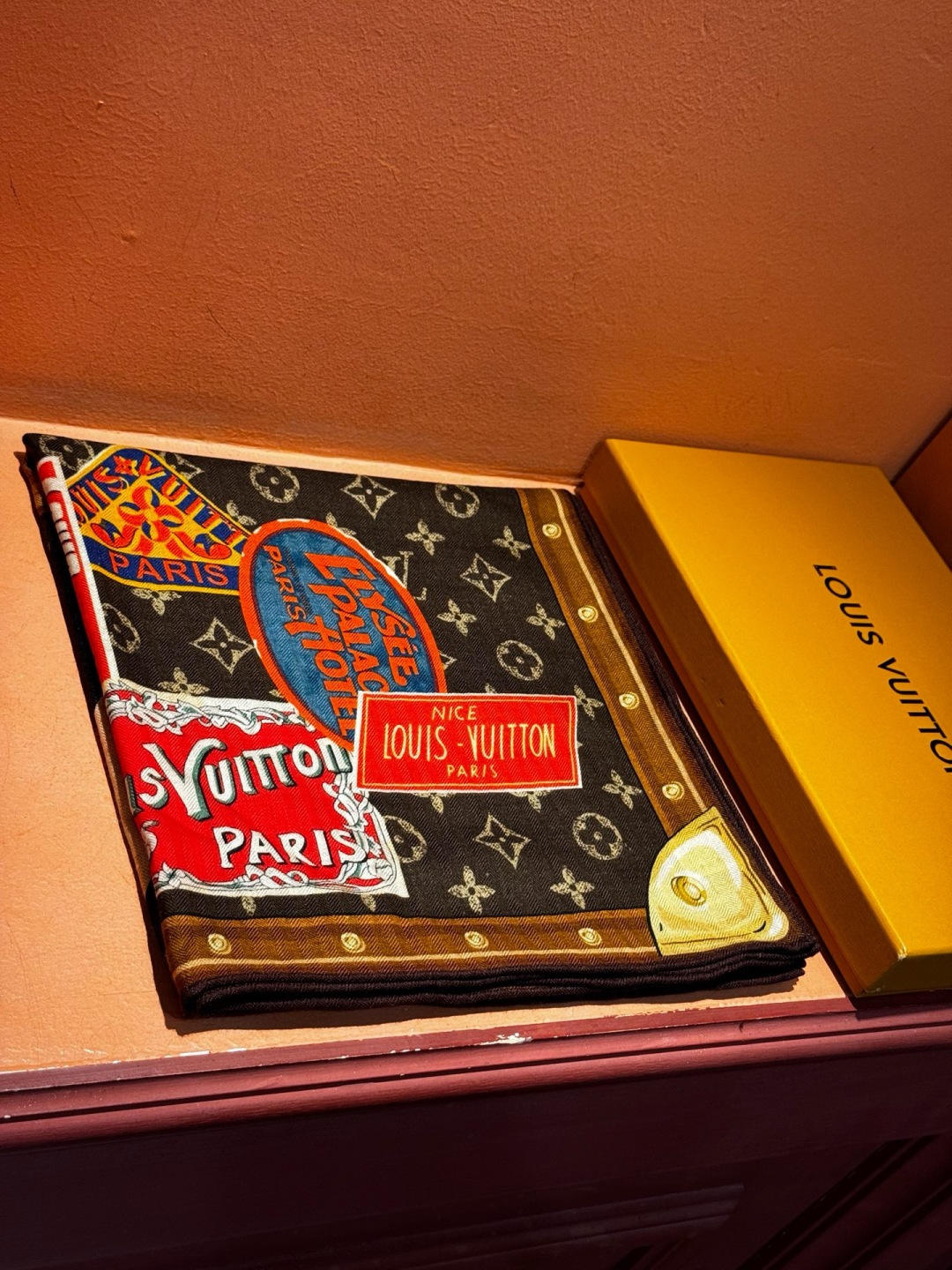 【LV】上新❤️ 路易威登 一款值得品细节的高货抠细节，从一个小块的配色去打败市场货140方巾 二个配色