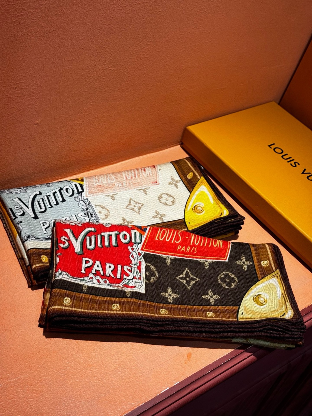 【LV】上新❤️ 路易威登 一款值得品细节的高货抠细节，从一个小块的配色去打败市场货140方巾 二个配色