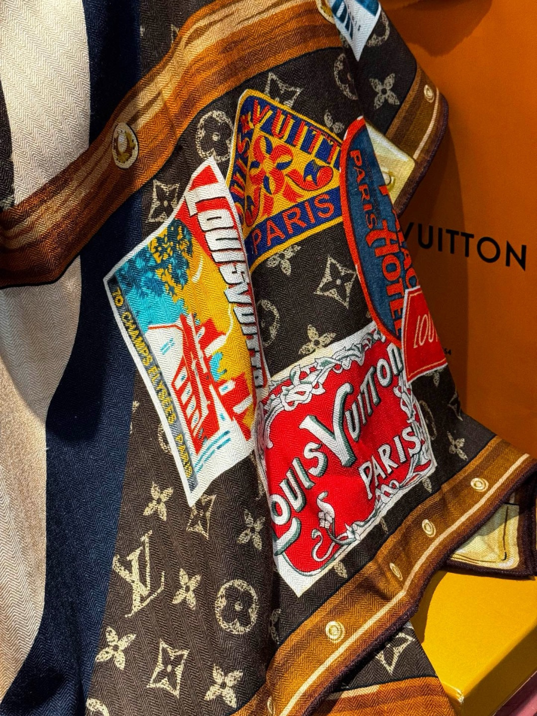 【LV】上新❤️ 路易威登 一款值得品细节的高货抠细节，从一个小块的配色去打败市场货140方巾 二个配色